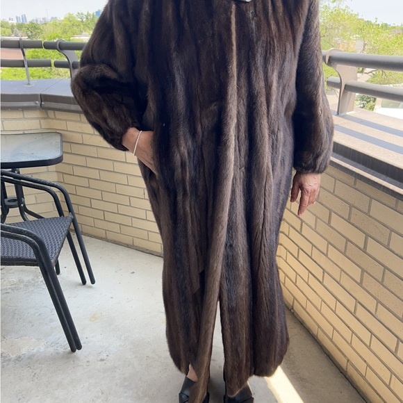 Beautiful Alfred Sung mink coat for sale in mint condition. Size 10-12 - Picture 12 of 15